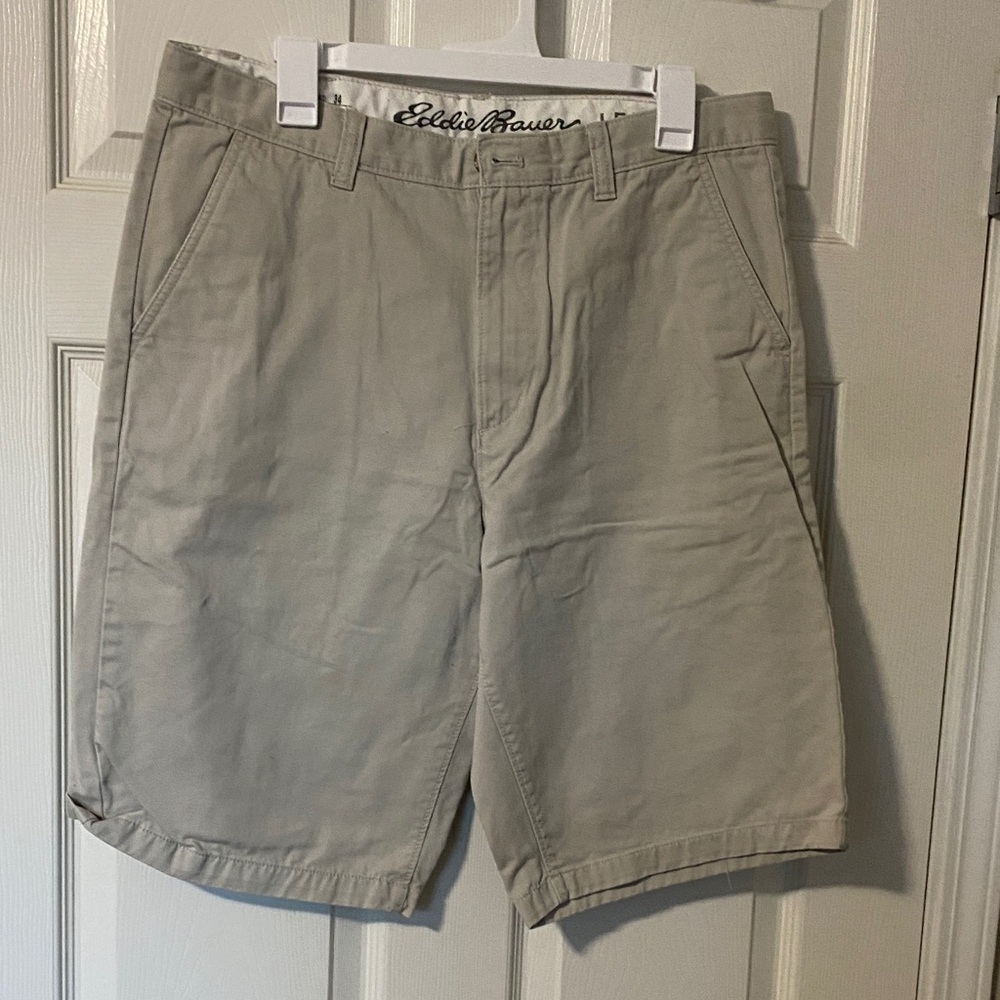 Eddie Bauer Men's cream Flat Front Shorts
